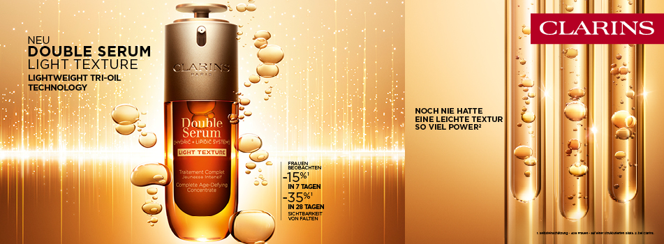 Clarins Double Serum Light Texture in goldener Flasche, umgeben von schwebenden Öltröpfchen. Links Text über die Tri-Öl-Technologie und Wirksamkeit, rechts Reagenzgläser mit goldenen Bläschen. Oben rechts Clarins-Logo auf rotem Hintergrund.