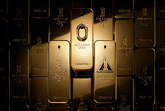 Flakon des Parfüms Million Gold mit goldenen Barren im Hintergrund.