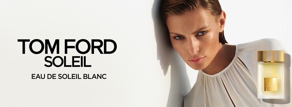 Werbebild für Tom Ford Soleil Eau de Soleil Blanc: Eine Frau in weißer Kleidung lehnt an einer weißen Wand, daneben eine goldfarbene Parfumflasche und der Text 'Tom Ford Soleil – Eau de Soleil Blanc'.