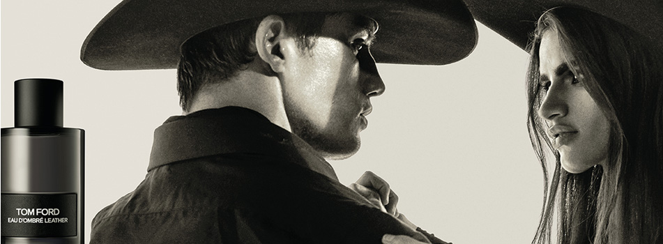 Werbung für Tom Ford Eau de Ombre Leather. Ein Mann mit Cowboyhut blickt intensiv eine Frau mit langen Haaren an, beide in sepiafarbenem Licht. Links eine schwarze Parfümflasche mit dem Tom Ford-Logo.